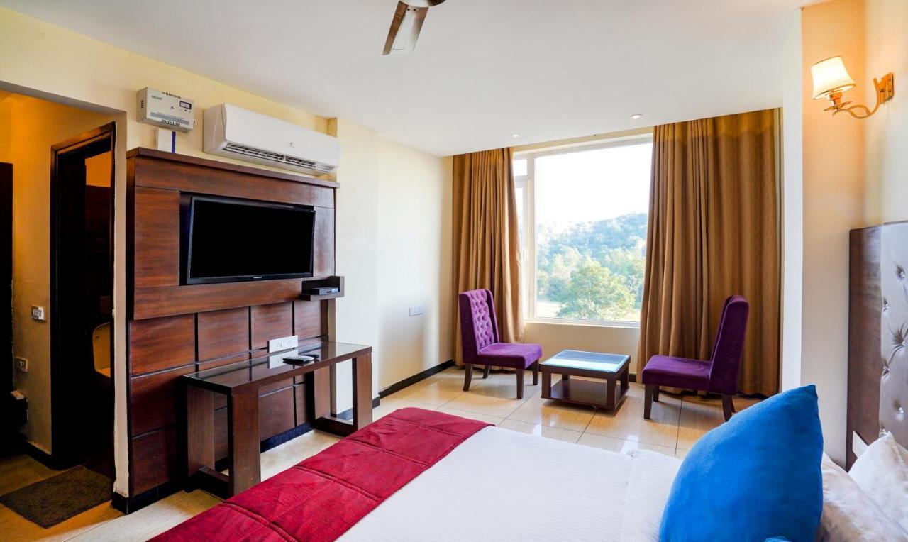 Redwood Resort Panchkula Exterior foto